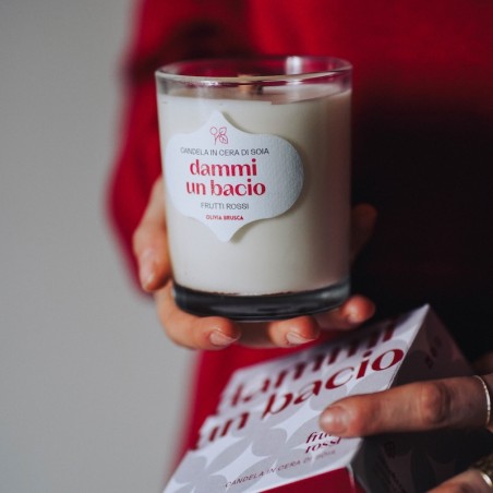 Candela Artigianale “Dammi un baio” – Frutti Rossi di Natale | Olivia Brusca Candela Artigianale “Dammi un baio” – Frutti Rossi di Natale | Olivia Brusca