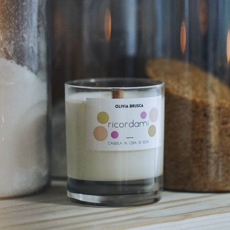 Candela Artigianale “Ricordami” – Profumo di Mela e Vaniglia | Olivia Brusca Candela Artigianale “Ricordami” – Profumo di Mela e Vaniglia | Olivia Brusca