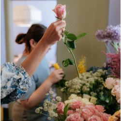 Corso serale base fioristi – Martedì tra i fiori | Lezioni pratiche a Bologna