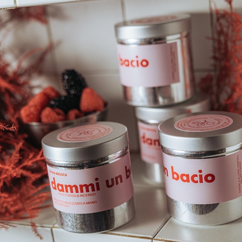 Candela profumata “Dammi un bacio – Soia artigianale | Olivia Brusca